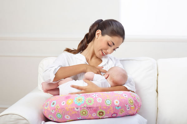Madre y Bebe usando almohada de lactancia Boppy